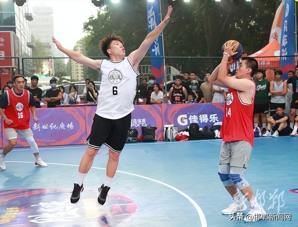 这里有大的篮球场英语,这里有比赛吗英语