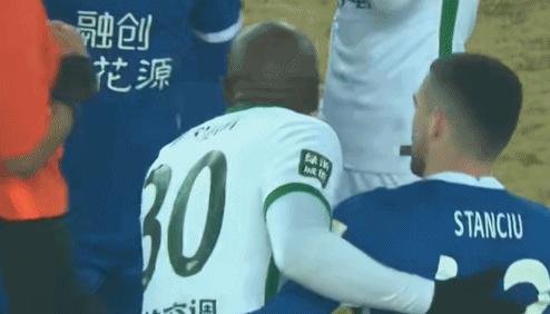 马宁对武磊亮红牌,马宁赛后出红牌