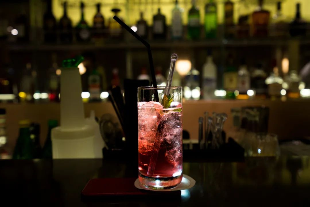 星巴克咖啡店vs瑞幸咖啡店,除了星巴克和瑞幸还有哪个咖啡店