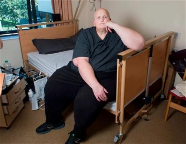 英国男子身高185体重只有120斤,英国男人体重600斤