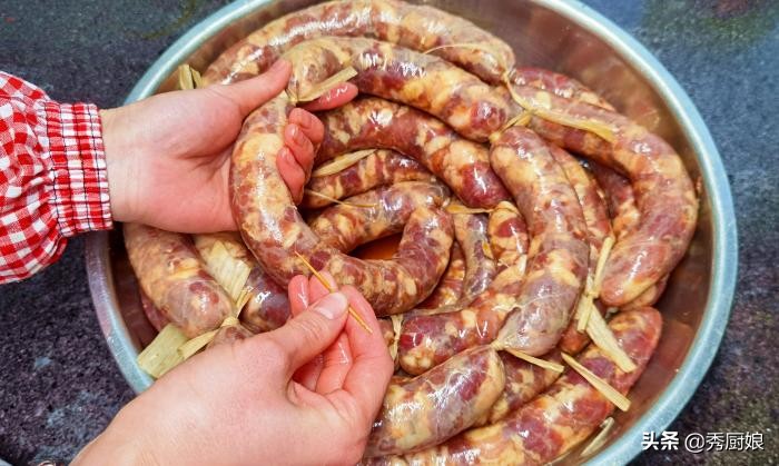 灌好的香肠，最忌直接晒，牢记6个技巧，腊肠鲜香入味，好吃不腥