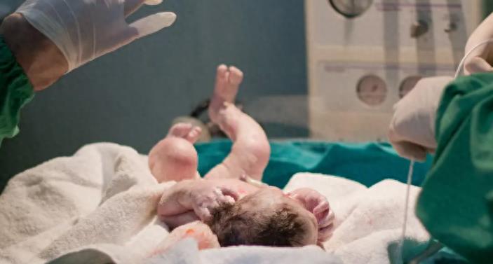 惊天秘闻！男子观看老婆分娩后索赔10亿！