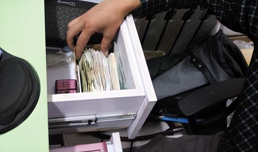 妻子出轨贵州男子当街刺死情夫,妻子出轨被丈夫抓了现行砍伤他人