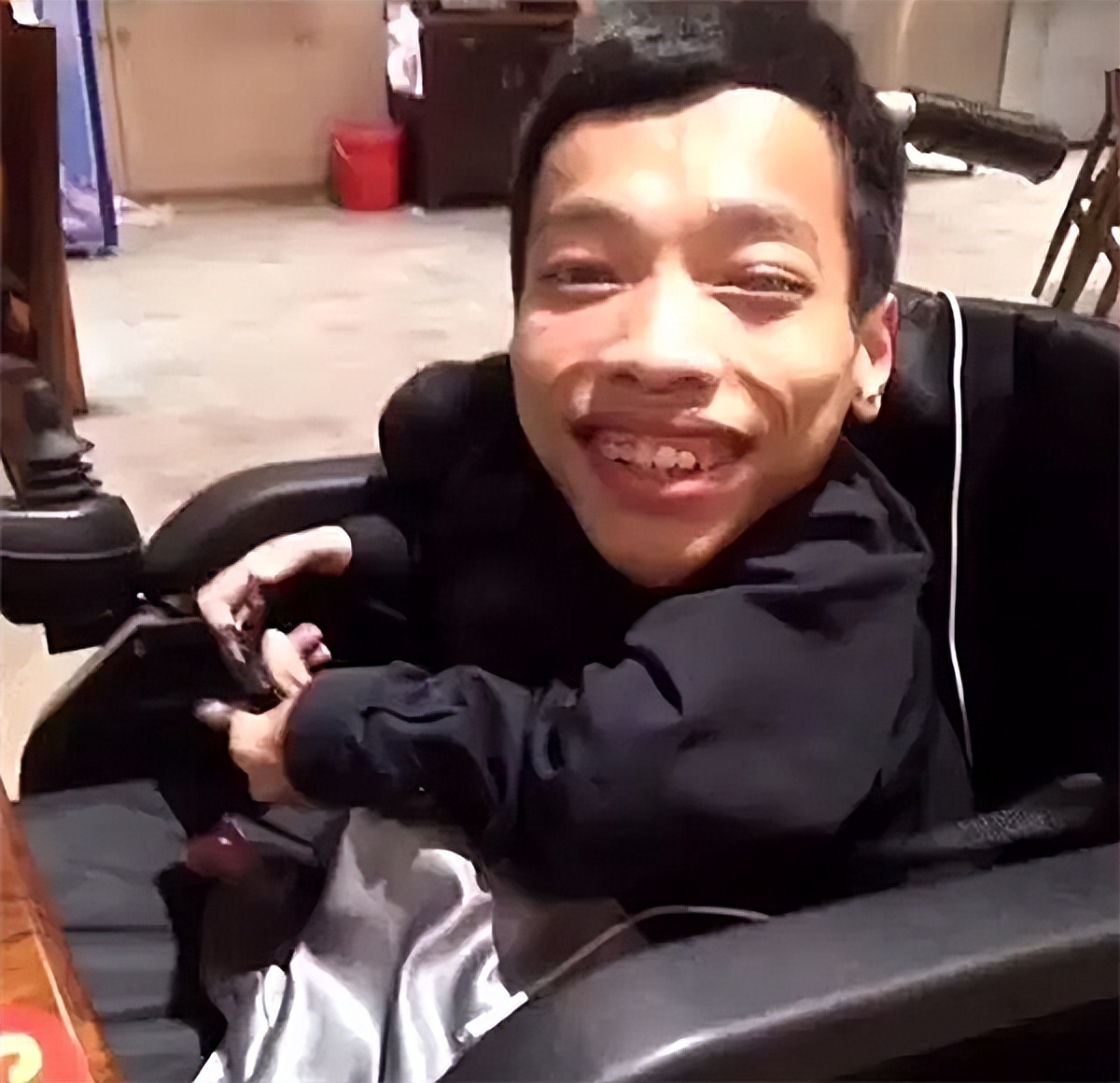 案例：袖珍总裁李创利：身高不到1米，赚3亿娶1.7米女秘书