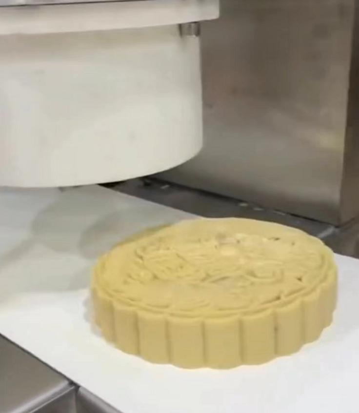 大学毕业后，不如去月饼厂混日子？一段内部视频流出引发羡慕