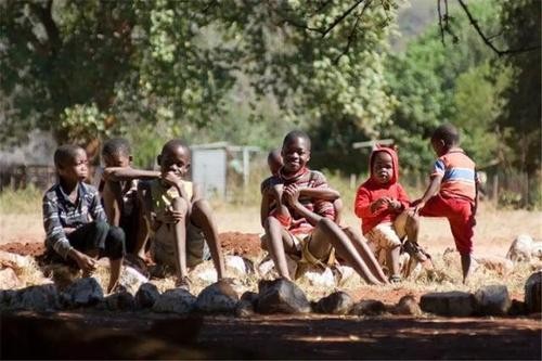 故事:非洲22岁小伙吃沙子上瘾,一天要吃五斤,身体发生怎样改变