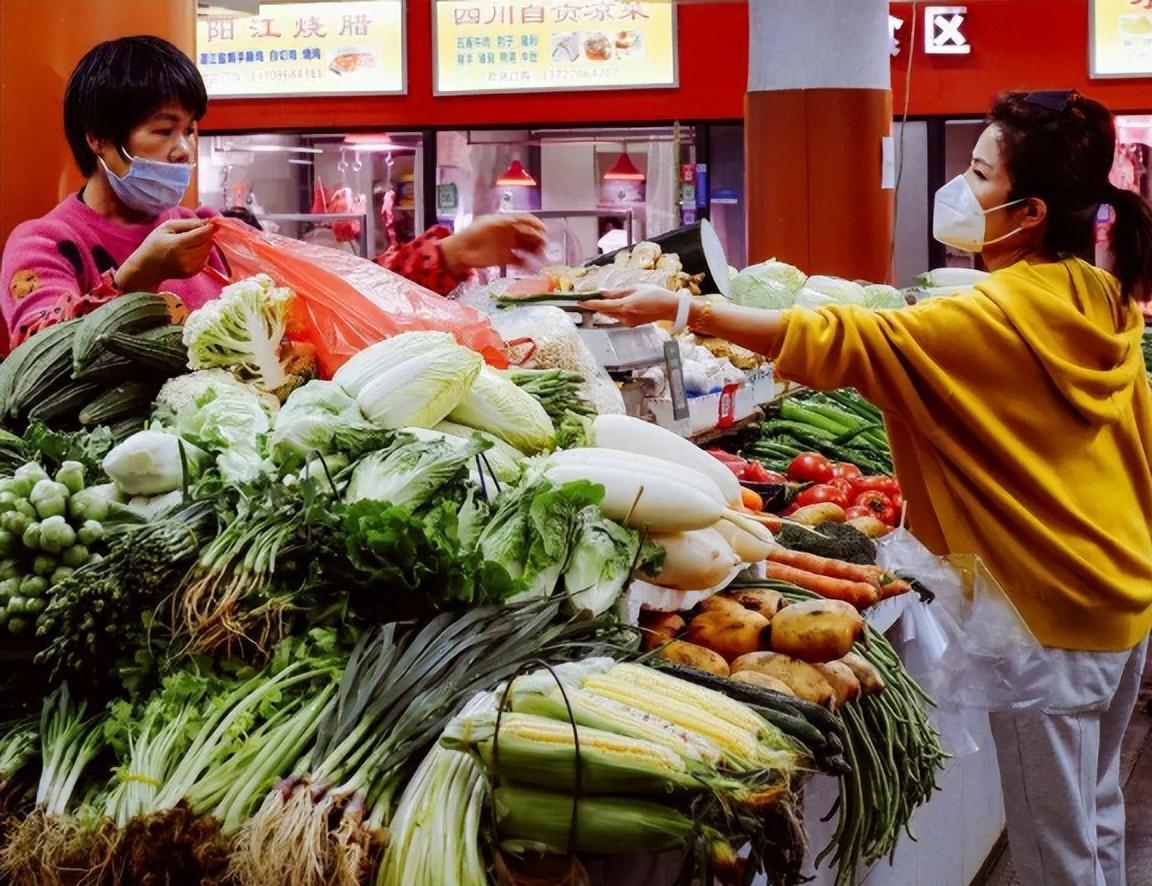 专家表示经济越来越好，为何普通人却感觉：工作难找，收入变低？