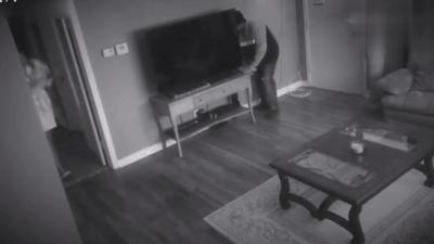 狗狗半夜无故吠叫，主人查看监控吓坏了：门把手在动