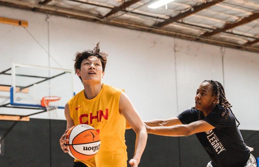 霸气！杨力维穿中国训练服参加火花队训练这才是女篮的骄傲