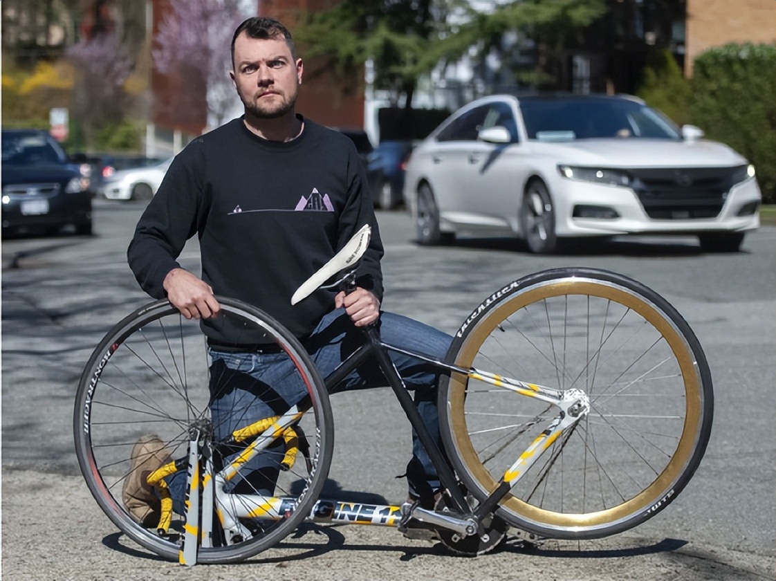 男子被撞飞赔10万,小哥被卡车撞飞