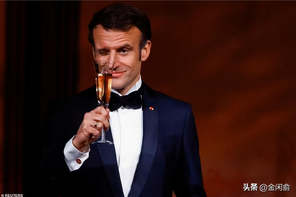 马克龙夫妇携手并肩,马克龙与妻儿出席活动