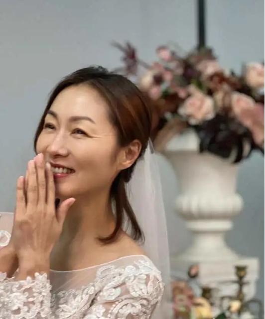 被造黄谣20年,51岁的她“官宣结婚”打脸全网:别来评价姐的人生