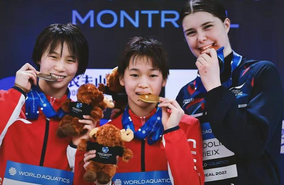 16岁全红婵穿背带裤游玩，发育迅猛个子猛涨，可可爱爱邻家小妹妹