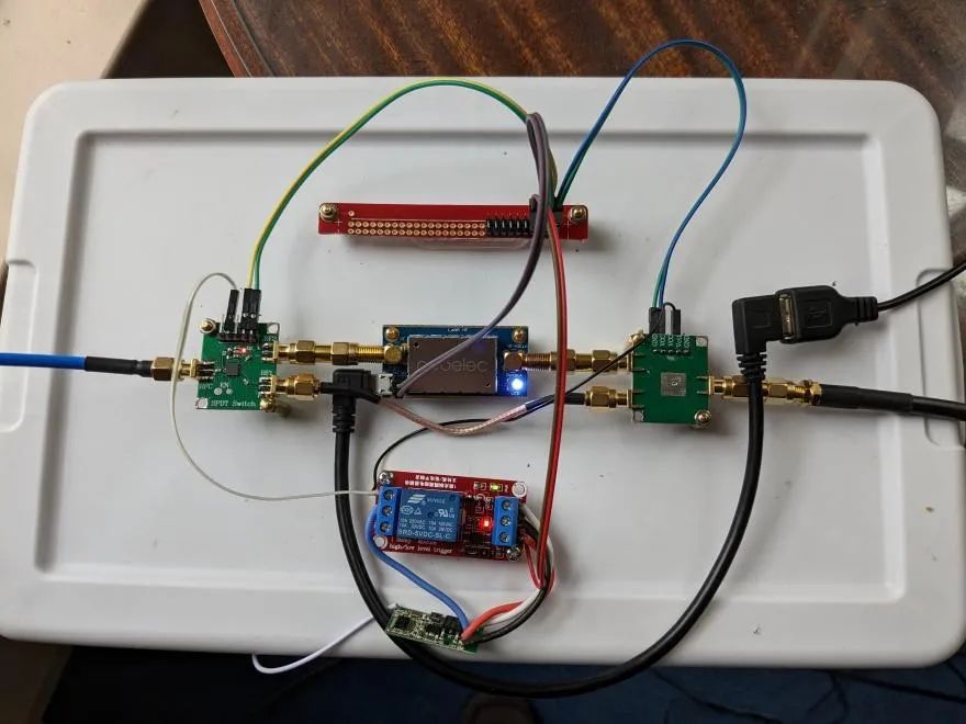 两部SDR接收器之间远程遥控切换天线和音频，解决多频点接收痛点