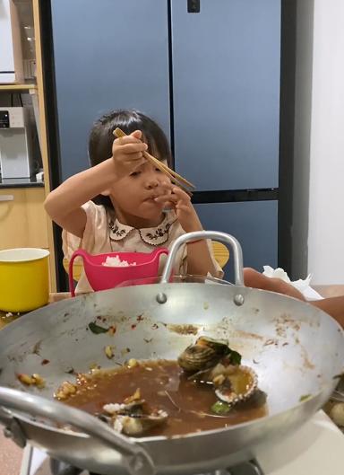 东*姑北**娘国外旅游，小7岁导游对她念念不忘，两人结婚5年后怎么样