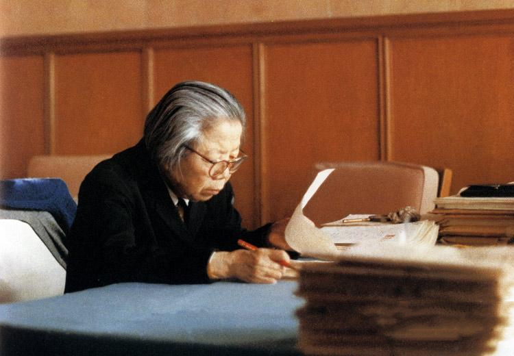 秘书回忆:因*颖超邓**属兔,84年八十大寿时,宋美龄送来一只水晶兔