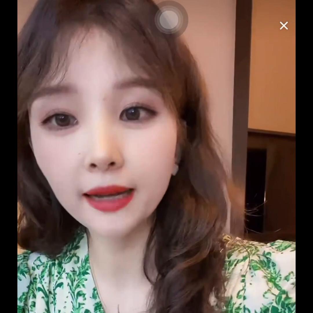 法式v领碎花连衣裙气质收腰,法式v领雪纺碎花短款连衣裙