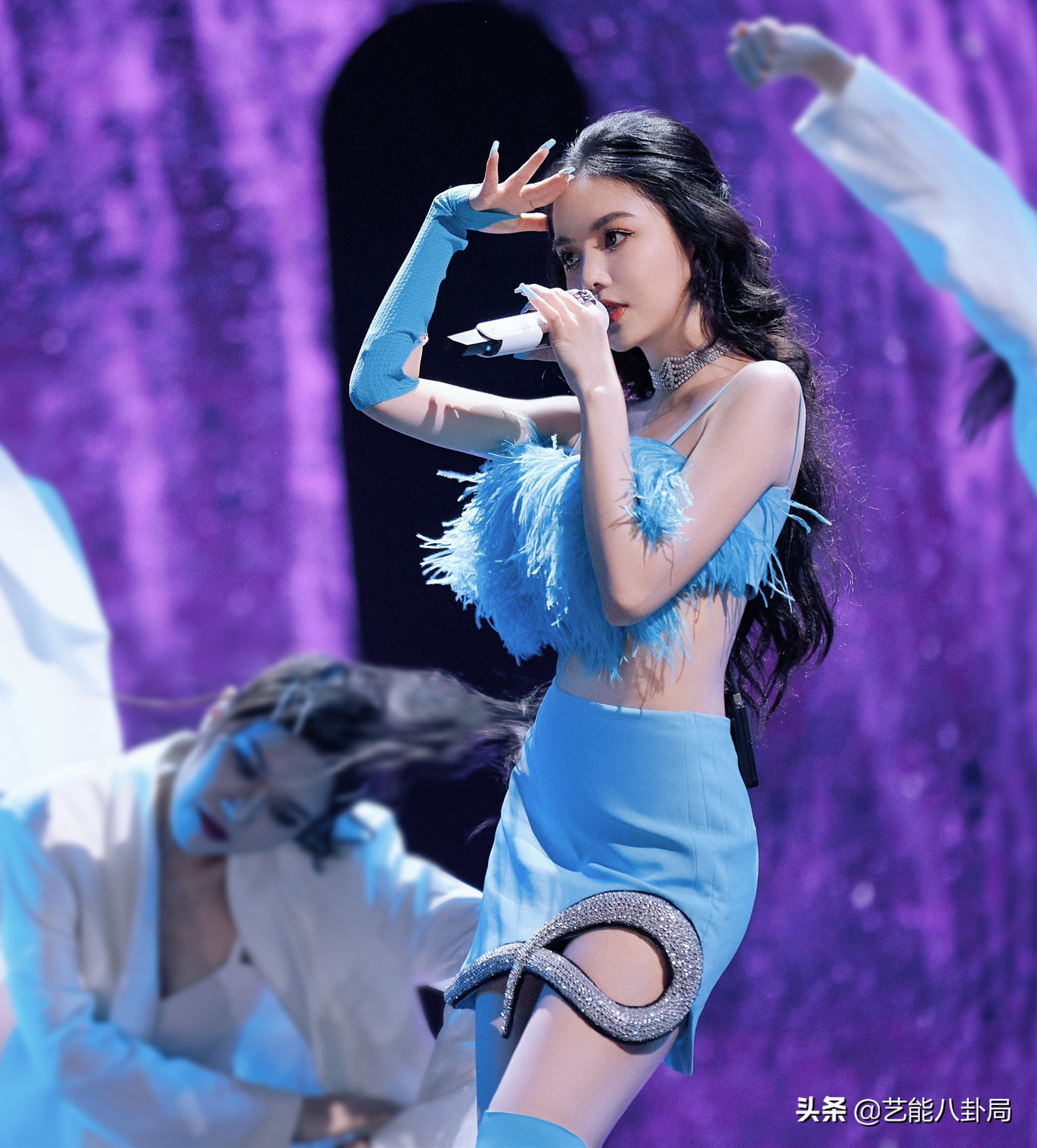 紧身衣、高筒袜，女星舞台造型杀疯了！穿高定唱跳，撩得人心痒痒