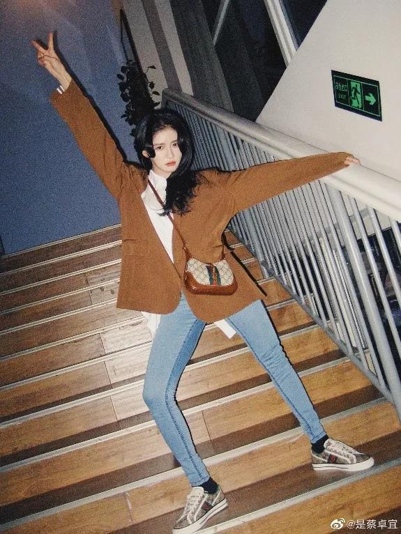 大脸妹子必选的三款发型,大脸额头窄适合什么发型