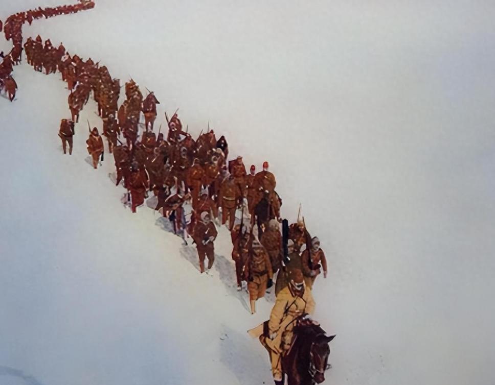 女子穿日军军装拍照被拘留,女子穿侵华日军服装摆拍新闻视频