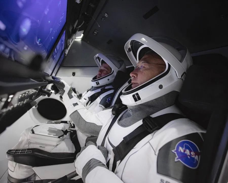 随便花过亿美金请陌生美女上太空，这个富豪目的可不单纯！