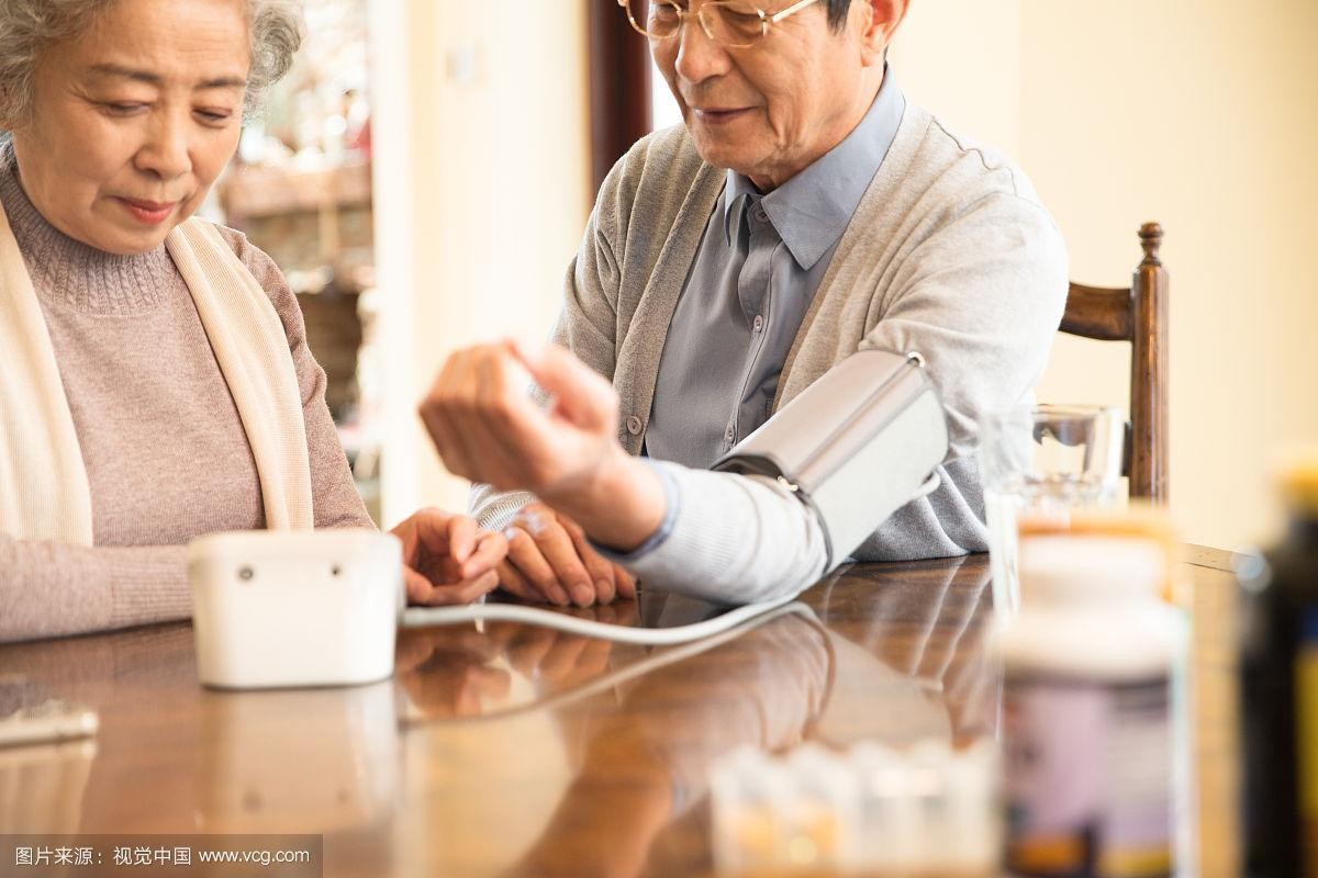 如何正确使用电子血压计,乐普手臂式电子血压计的使用方法