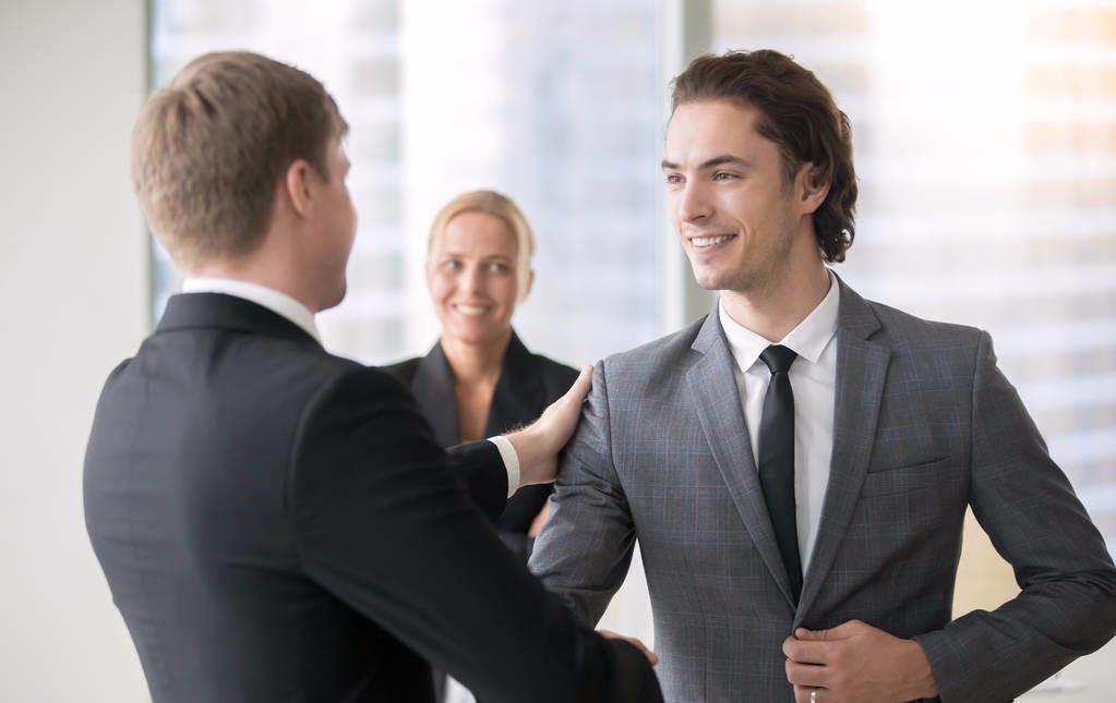 面试官什么东西左手能拿被录用,面试官字加一笔女生机智回答认可