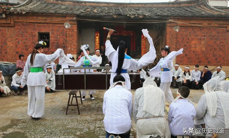 河南职业哭丧人一年磕头上万次,专业哭丧人月入达三万