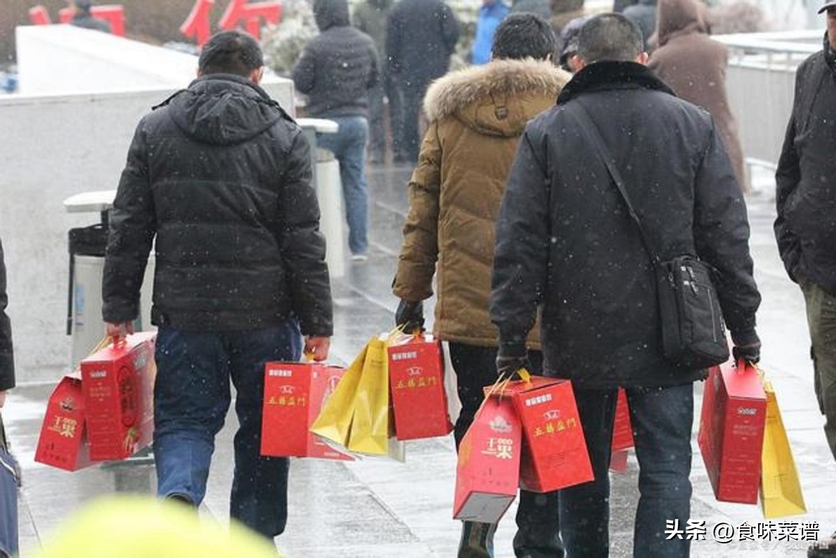 众多韩国游客涌向中国，说是旅游，走时包中却装满白酒，啥情况？