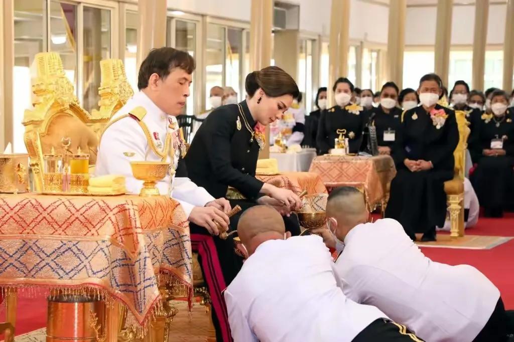 泰国王后苏提达便服,泰国国王玛哈封苏提达为王后仪式