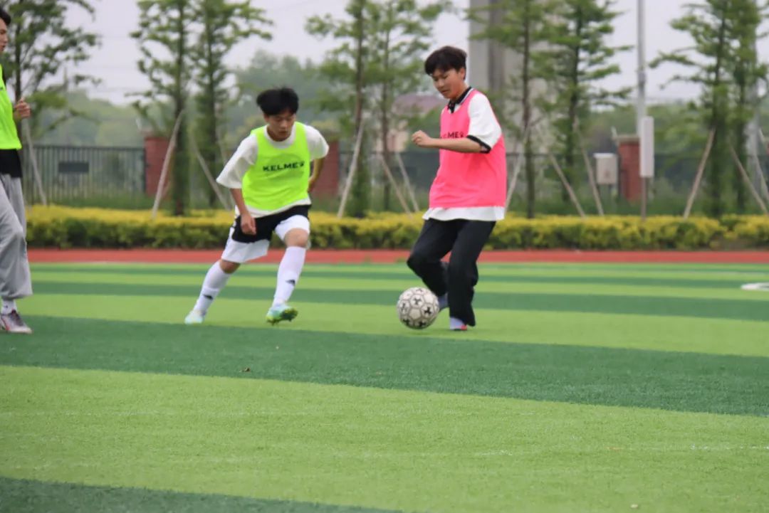 “篮”不住的风采“足”够精彩