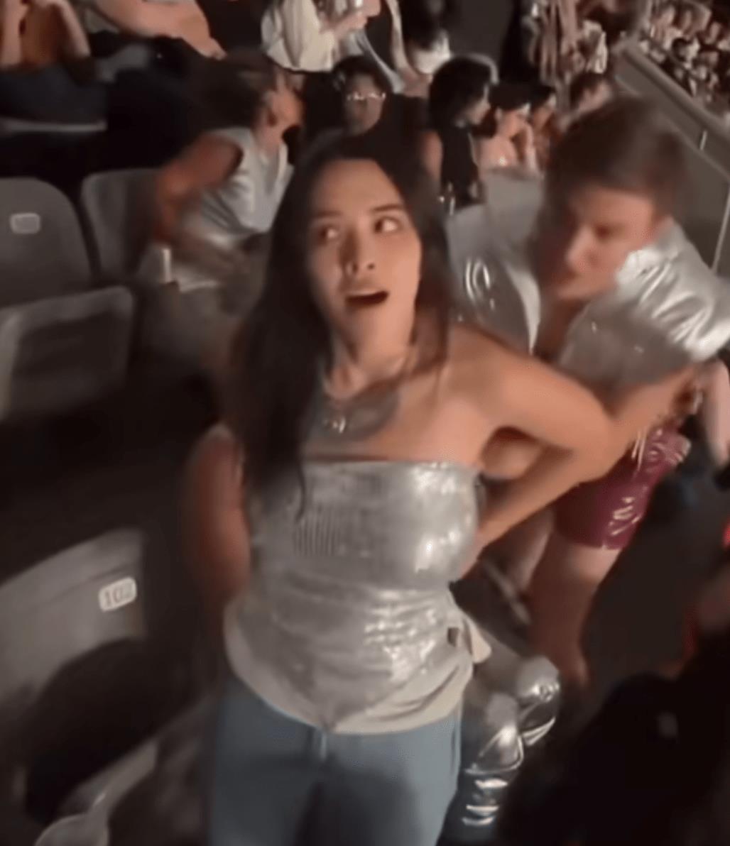 钟丽缇女儿在演唱会现场当众换衣，身材火辣，网友：和她妈一样