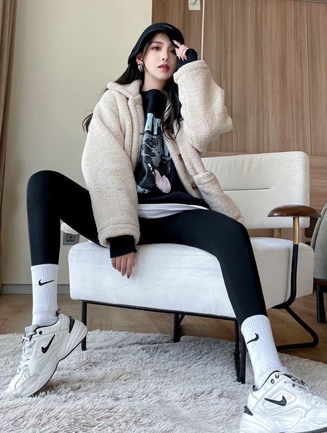 鲨鱼裤搭配长款羽绒服视频,冬天鲨鱼裤穿搭技巧