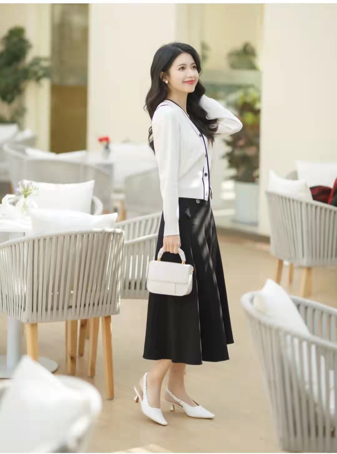 白色牛仔裤配什么颜色针织开衫,针织开衫白色和黑色哪个好看