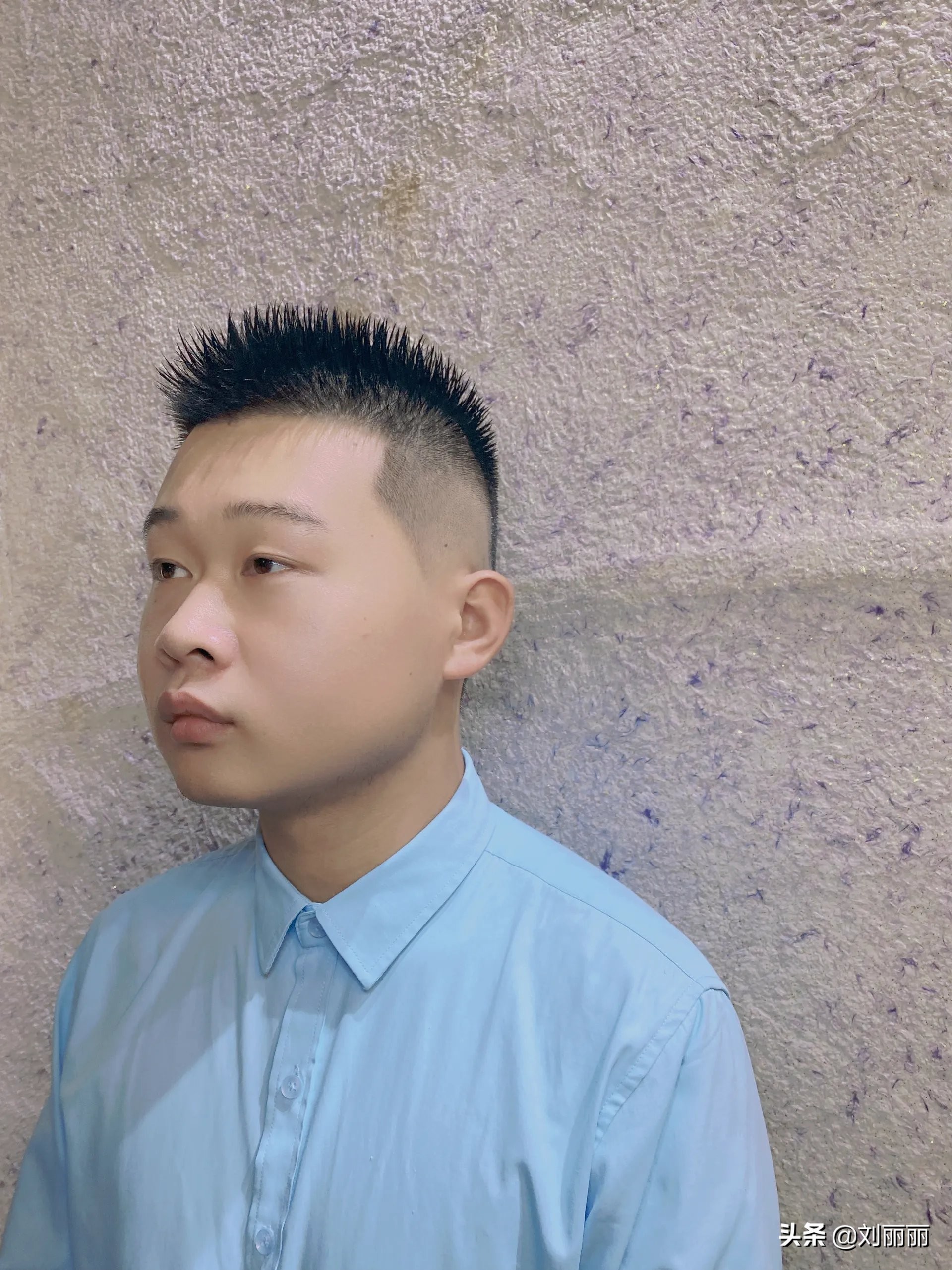 男士发型两边剪短刘海层次感,今年最流行烫什么发型男士