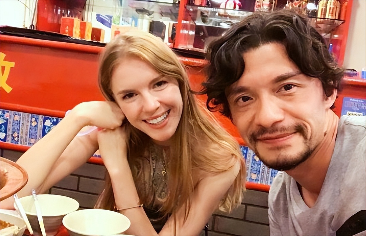 47岁谢晖晒混血儿子近照，父子俩讨论战术，娶31岁娇妻生活幸福