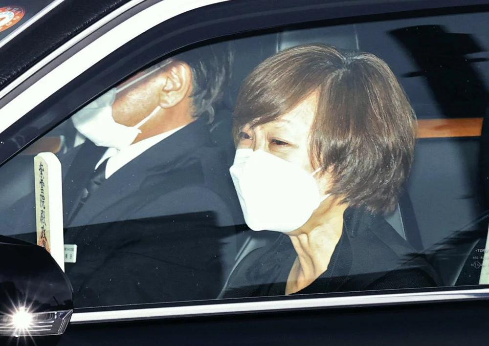 安倍遇刺身亡在场女保镖引热议,安倍妻子对安倍遇刺的反应