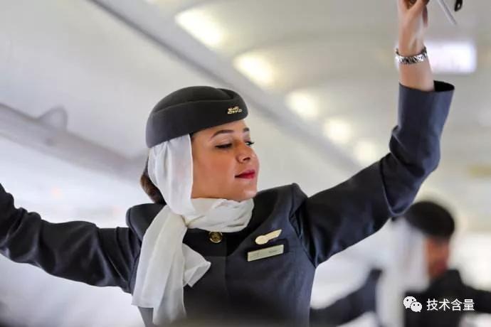 空姐制服每个年代的设计理念,中国国际航空空姐制服设计