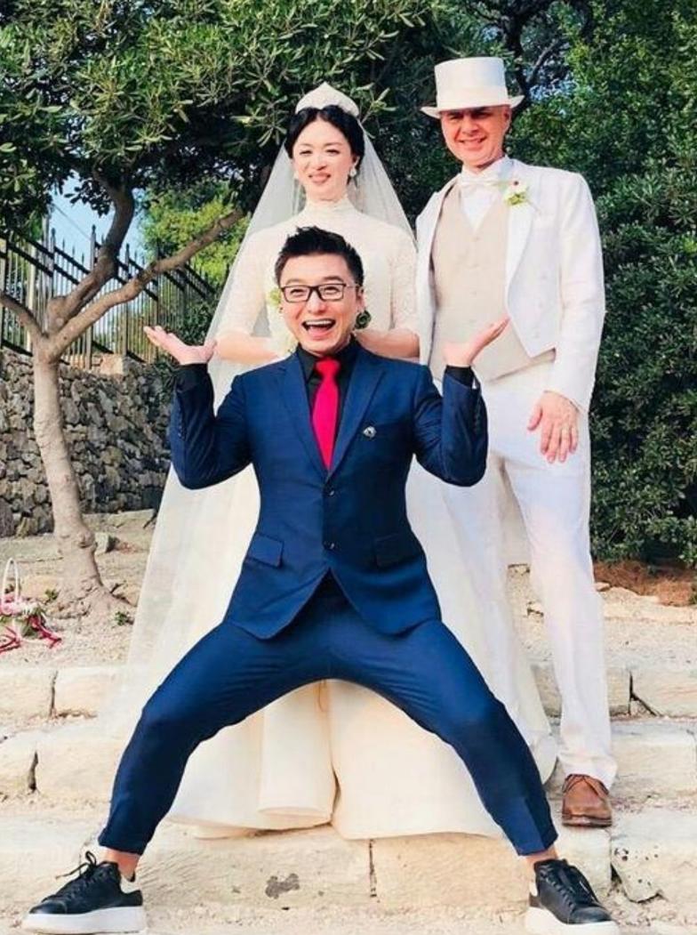 《金星秀》停播6年，金星亮相干女儿婚礼，55岁的她身材好气质佳