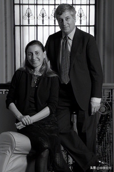 Prada时尚帝国的最佳夫妻档，恩爱46年，携手退位，赛车儿子接手