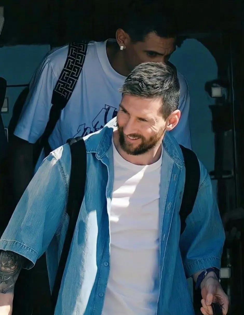 梅西现身球场众球迷欢呼北京小伙,梅西出场时观众的尖叫视频