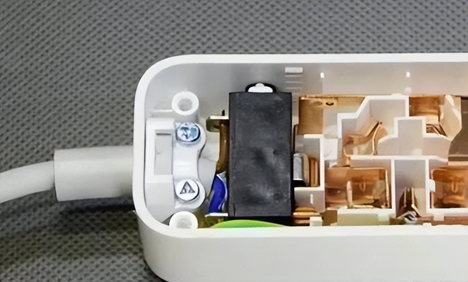 插线板用电安全常识,插线板开关按下去有火花