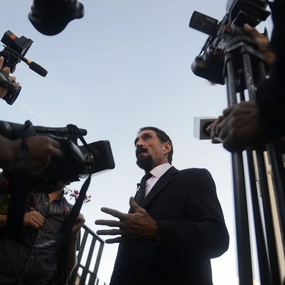 为了拍出这部荒谬的纪录片，他们陪着通缉犯一起逃亡