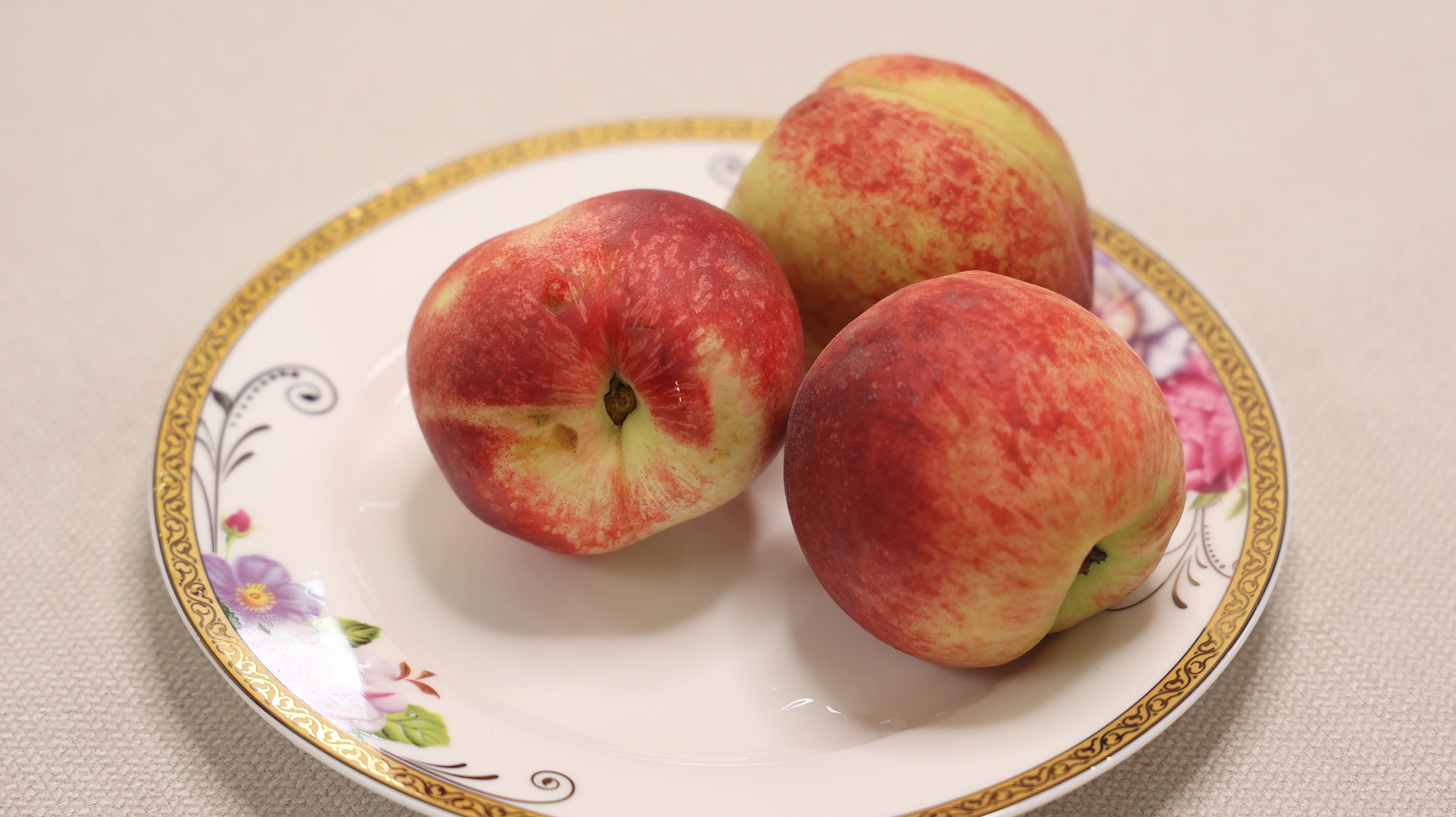 桃核裂开的桃子可以吃吗,桃子的中间烂了还可以继续吃吗