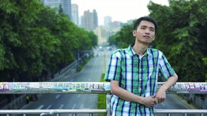 20岁小伙在工厂流水线,小伙在工厂上夜班坚持七年