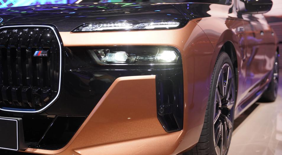 宝马i750低配豪华驾驶测评,宝马i7m70