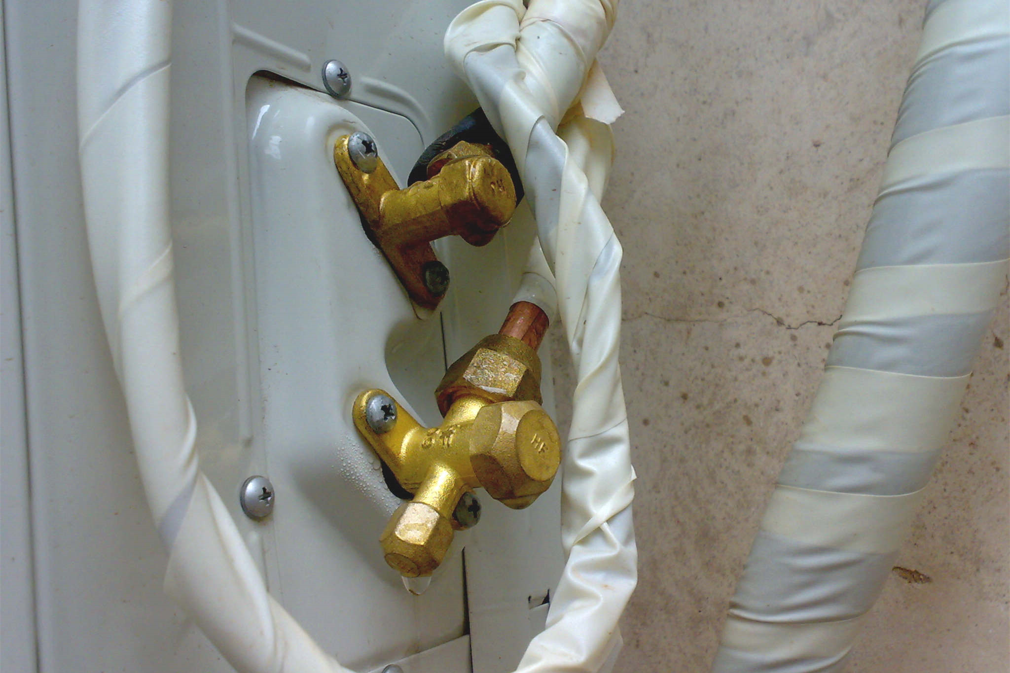 空调漏水维修师傅,空调漏水找师傅来修两百块钱