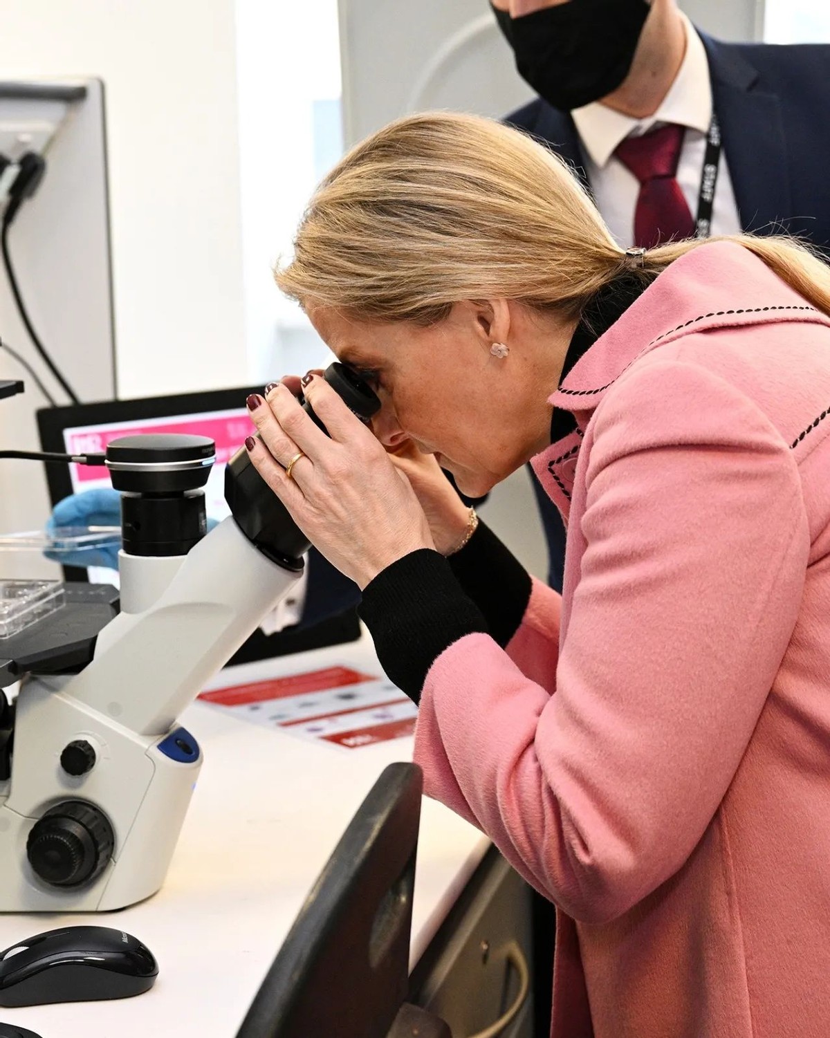 英女王2019穿搭,英国女王时尚潮流穿搭