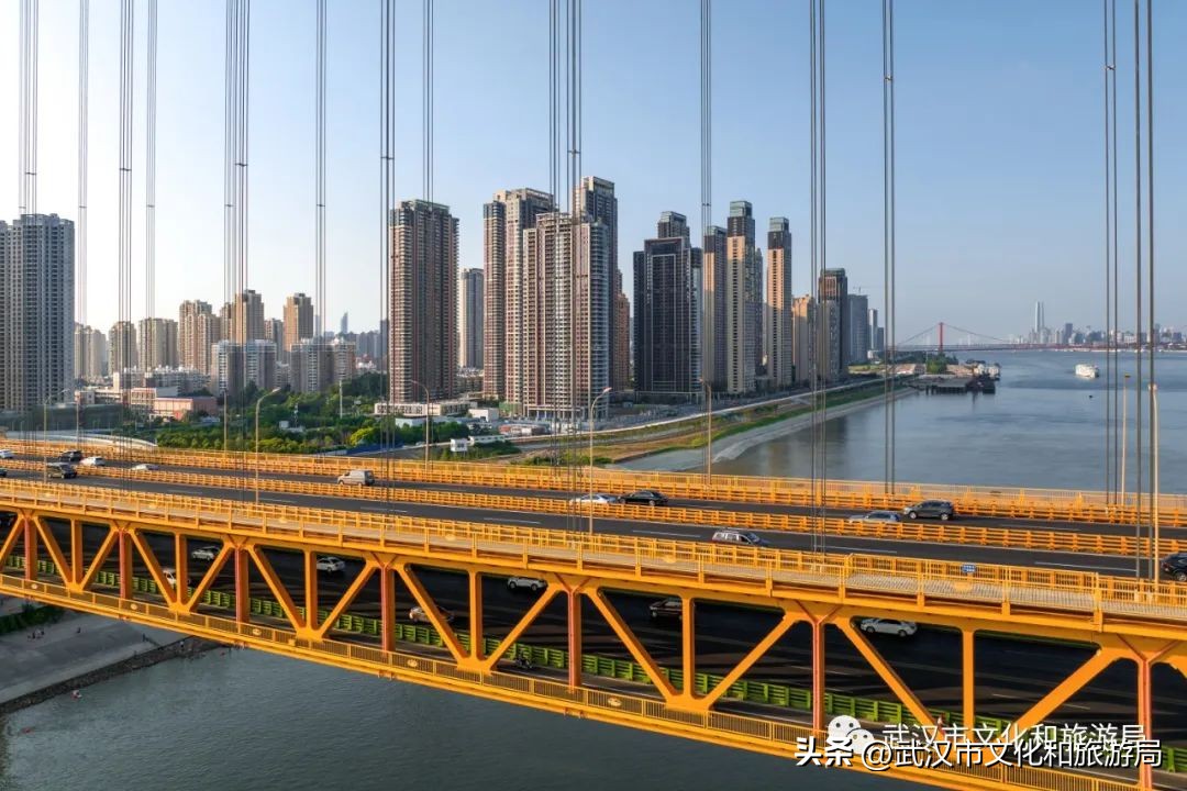 武汉人在江边,一个人在武汉江边