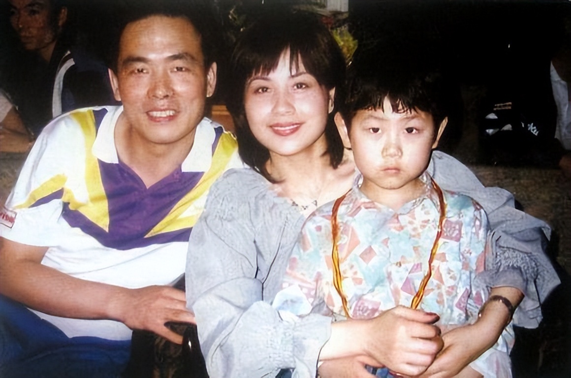 乒坛名帅蔡振华：曾向朋友借房住，儿子是当红男星